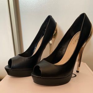 Black and gold leather pumps